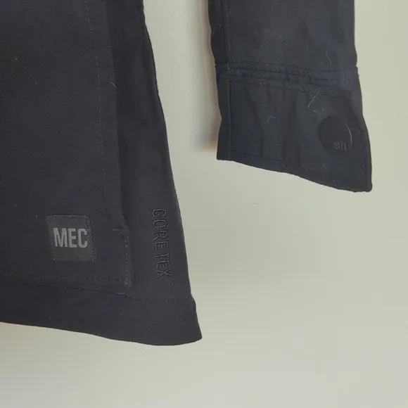 MEC Gore-tex Monsoon Raincoat - Picture 4 of 6